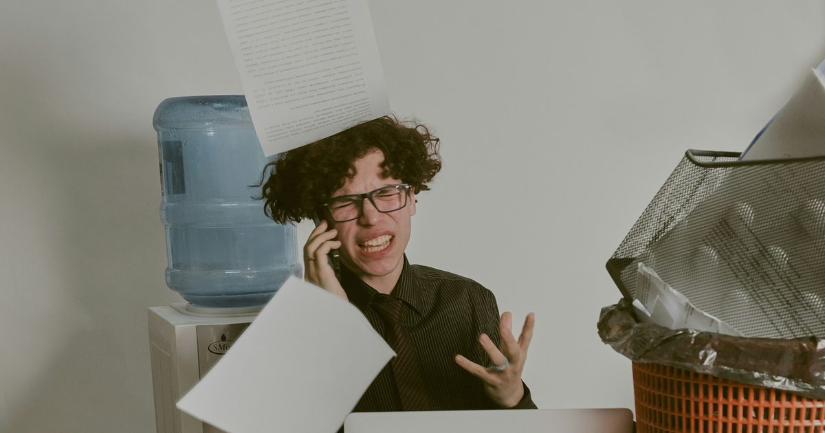 Comparer et changer sa mutuelle santé : documents, ordinateur et calendrier sur un bureau