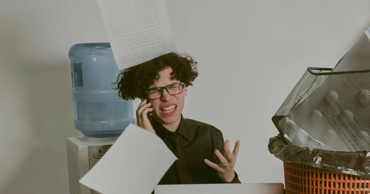 Comparer et changer sa mutuelle santé : documents, ordinateur et calendrier sur un bureau