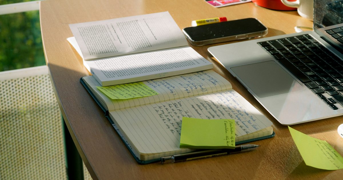 Comparaison de garanties : documents et ordinateur sur un bureau