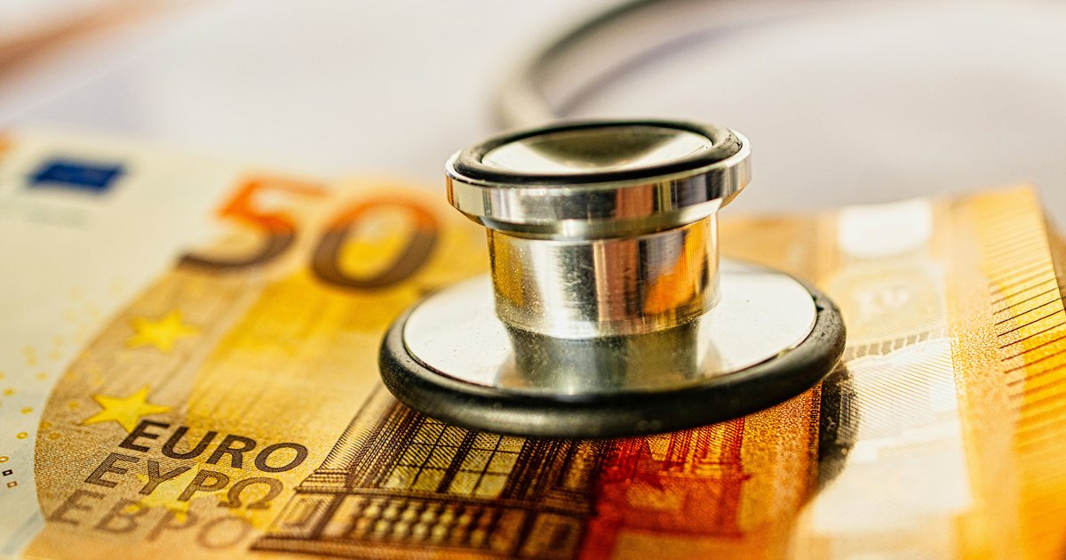 Photo : stéthoscope sur des billets, symbole d’une hausse de coût de mutuelle santé