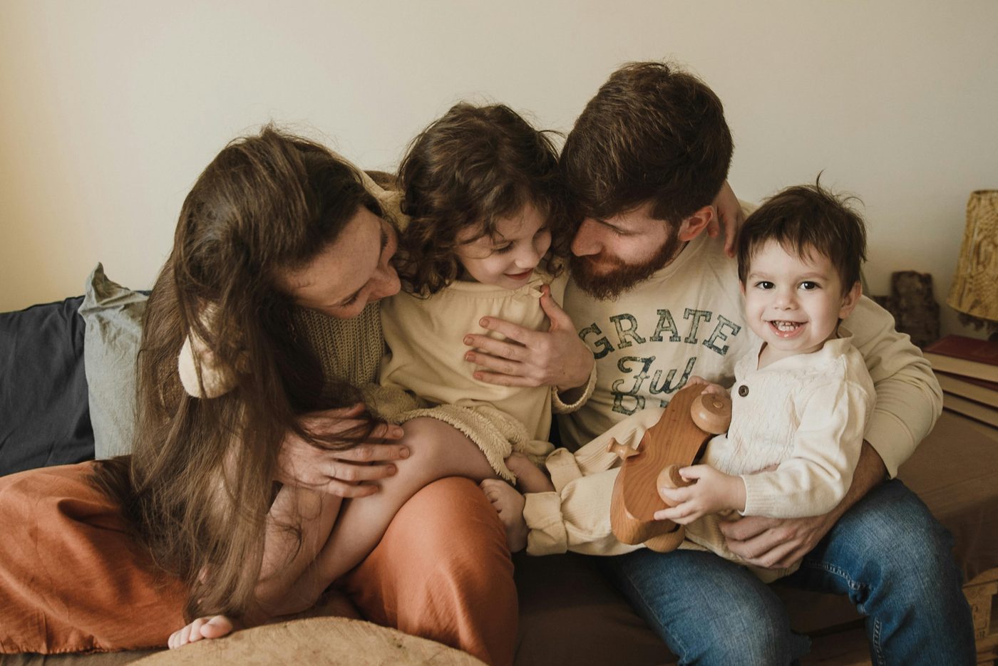 Jeune couple avec enfants souriant
