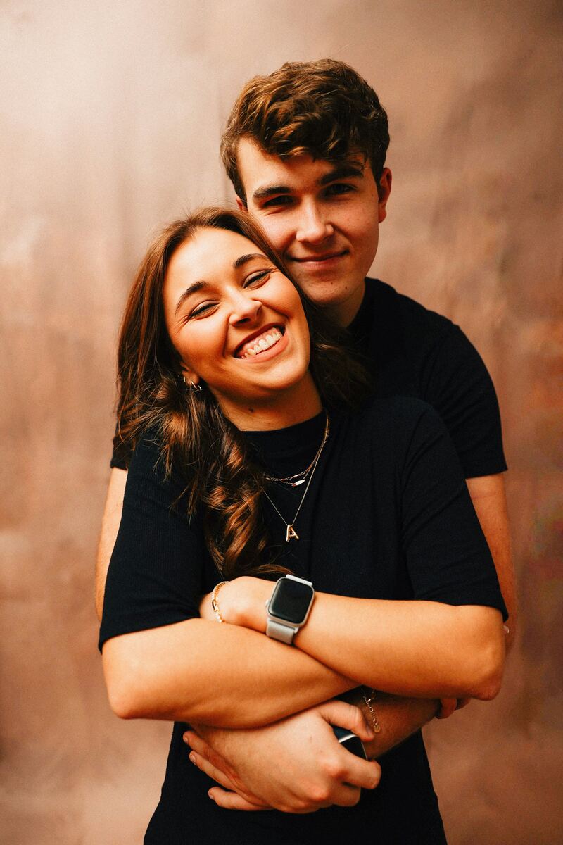 Jeune couple souriant